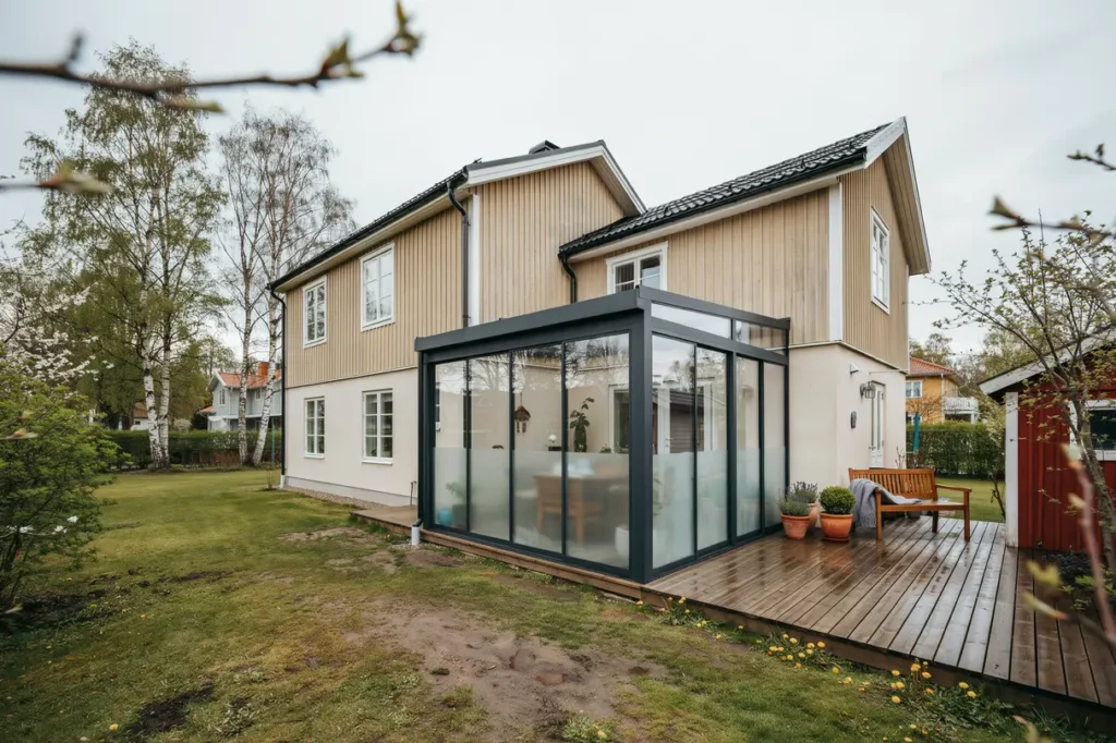 inglasad veranda eller uterum s v ljer du r tt l sning f r huset och vardagen